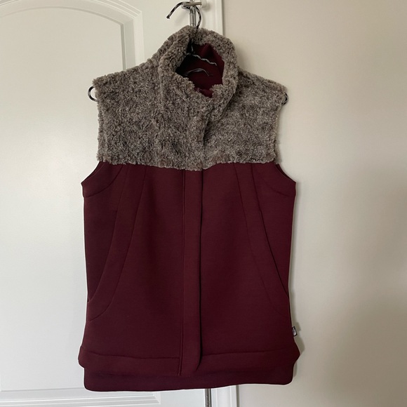 The North Face Woman’s Burgundy Hybirnation Thermal 3D Faux Fur Gorpcore Vest - Picture 2 of 7